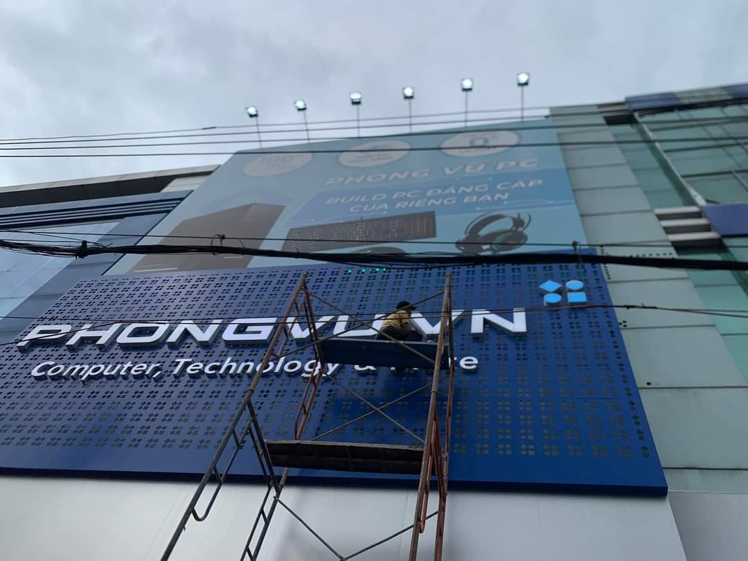 Bảng hiệu quảng cáo Phong Vũ computer